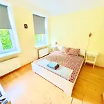Escape - Comfortable With Free Parking On Premises Apartment *