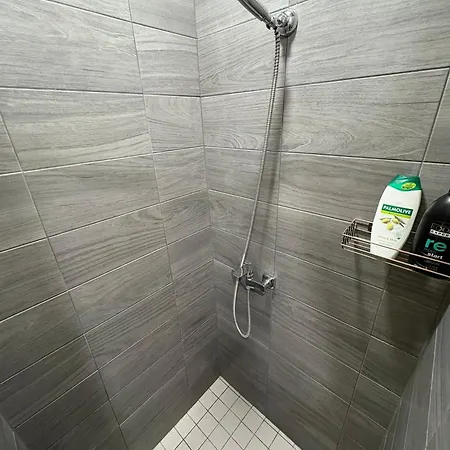 Apartment Escape - Comfortable With Free Parking On Premises *