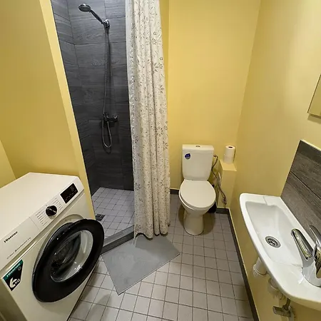 Apartment Escape - Comfortable With Free Parking On Premises