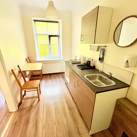 Apartment Escape - Comfortable With Free Parking On Premises