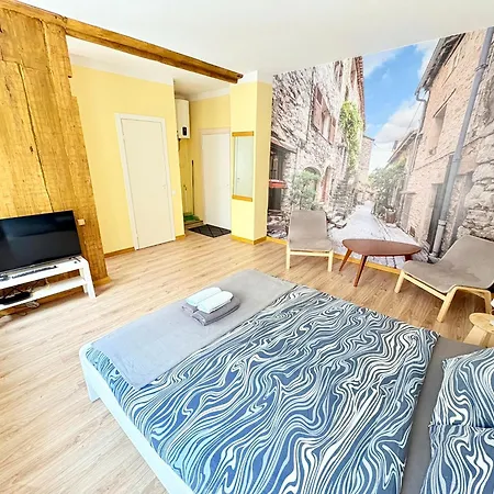 Apartment Escape - Comfortable With Free Parking On Premises *