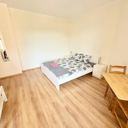 Apartment Escape - Comfortable With Free Parking On Premises *