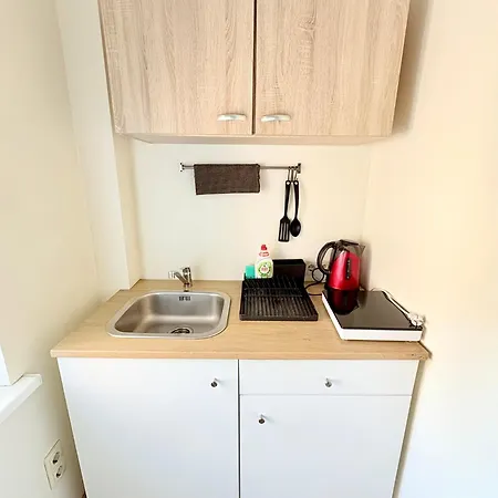 Apartment Escape - Comfortable With Free Parking On Premises *