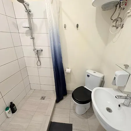 Apartment Escape - Comfortable With Free Parking On Premises