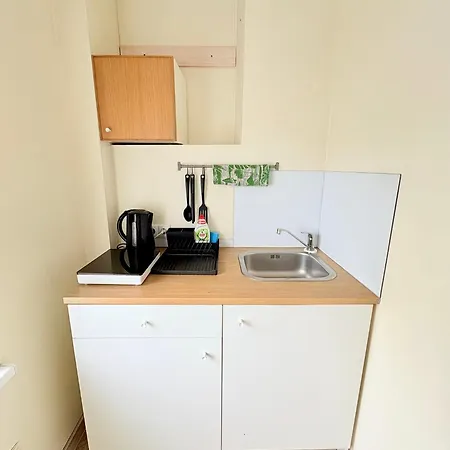 Apartment Escape - Comfortable With Free Parking On Premises *