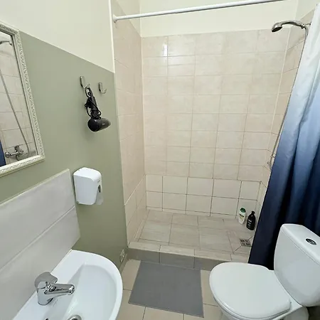 Apartment Escape - Comfortable With Free Parking On Premises
