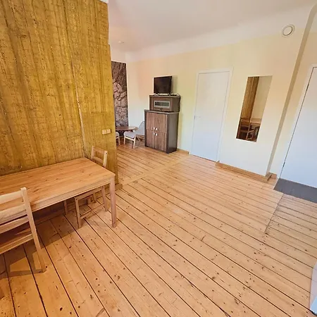 Apartment Escape - Comfortable With Free Parking On Premises *