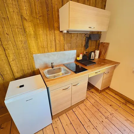Apartment Escape - Comfortable With Free Parking On Premises