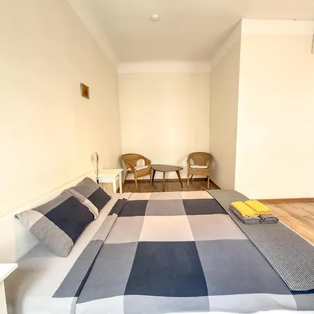 Apartment Escape - Comfortable With Free Parking On Premises *