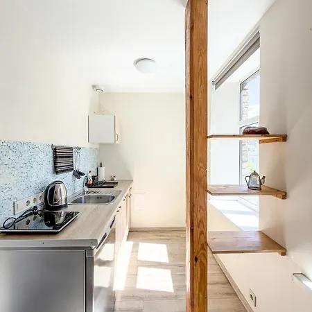 Apartment Escape - Comfortable With Free Parking On Premises *